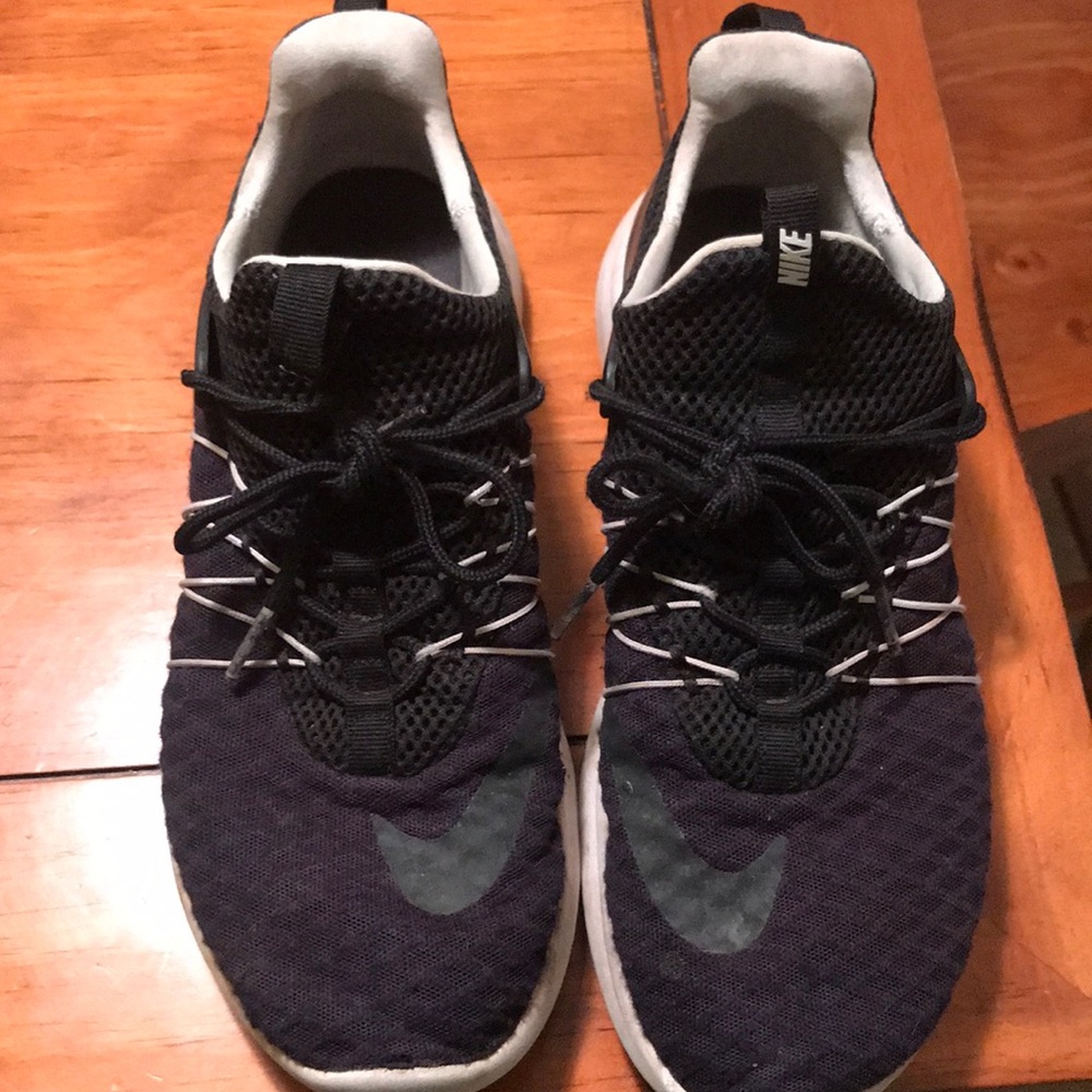Nike Darwin’s (Size 9)